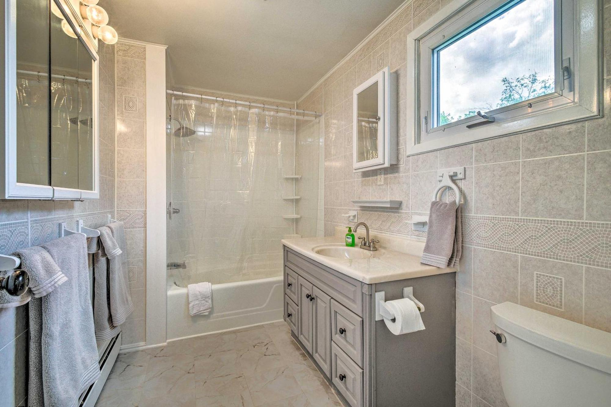 Roomy Montour Falls Retreat With Private Pool! Eksteriør billede